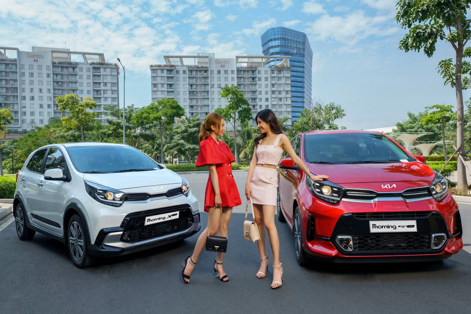 Kia Morning X-Line màu đỏ và trắng nhìn từ phía trước