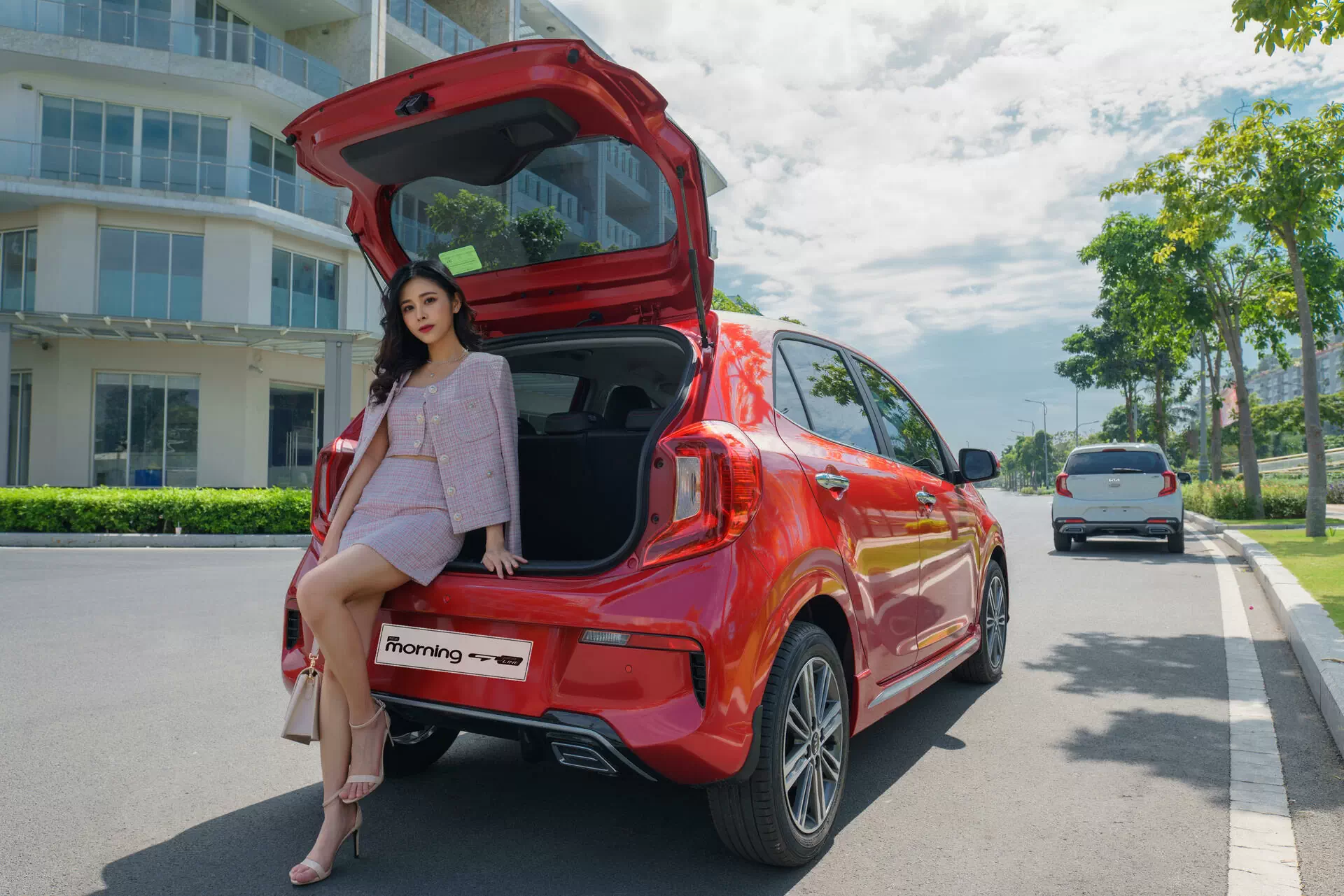 Kia Morning X-Line màu đỏ mở cốp khoang hành lý