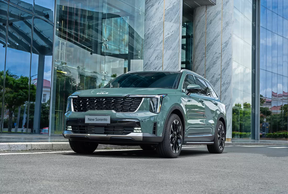 Kia New Sorento màu xanh nhìn từ phía trước